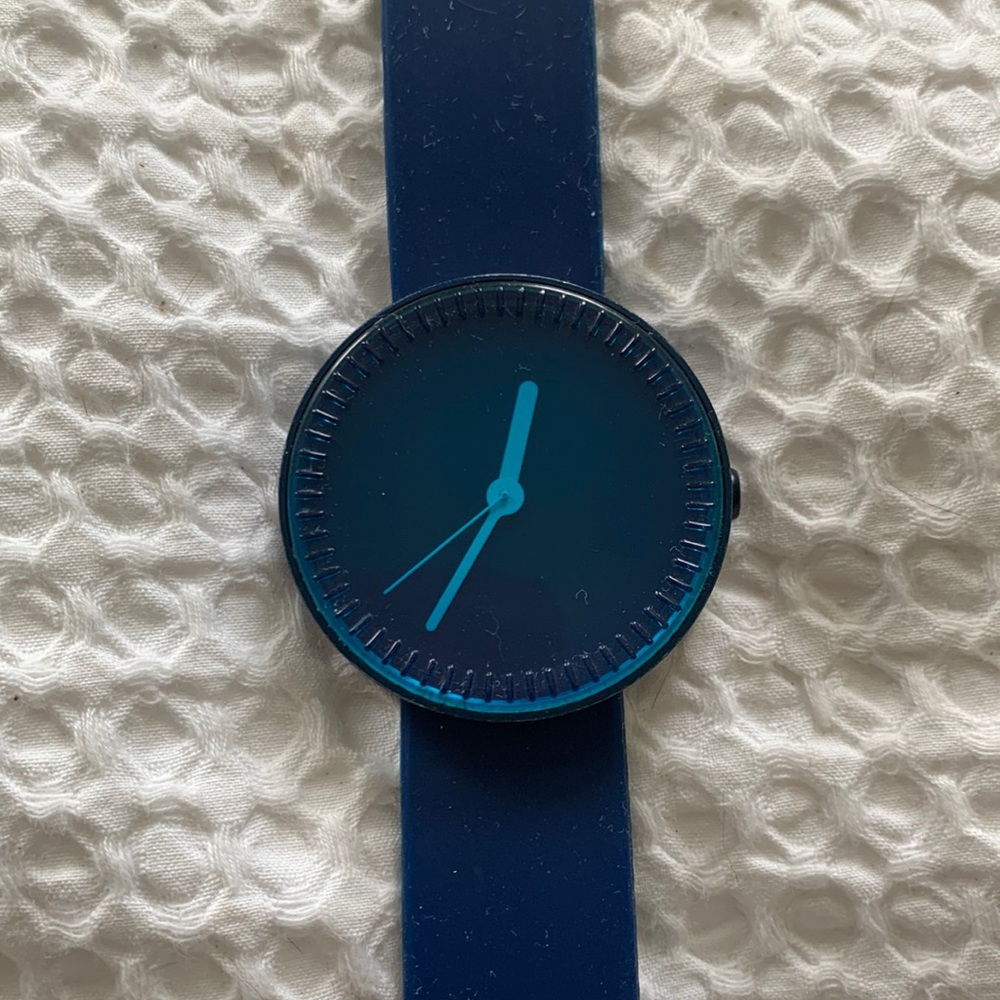 Nava bottle watch.recycled bottles  material dark blue with turquoise hands.
